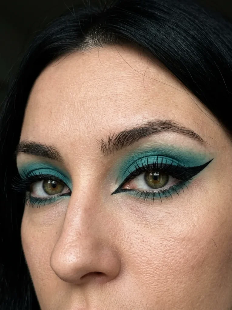 The Bold Graphic Winged Eyeliner