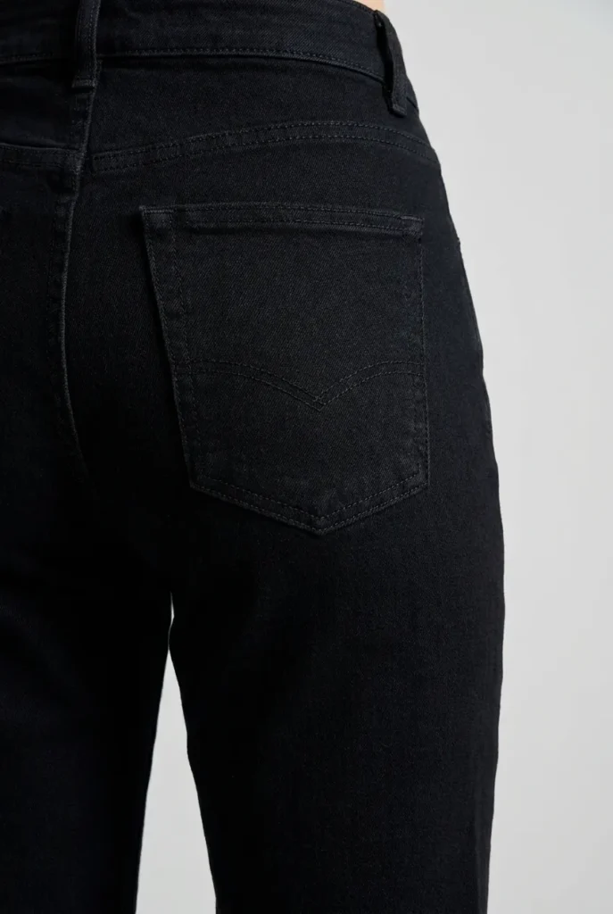 Tonal thread pocket