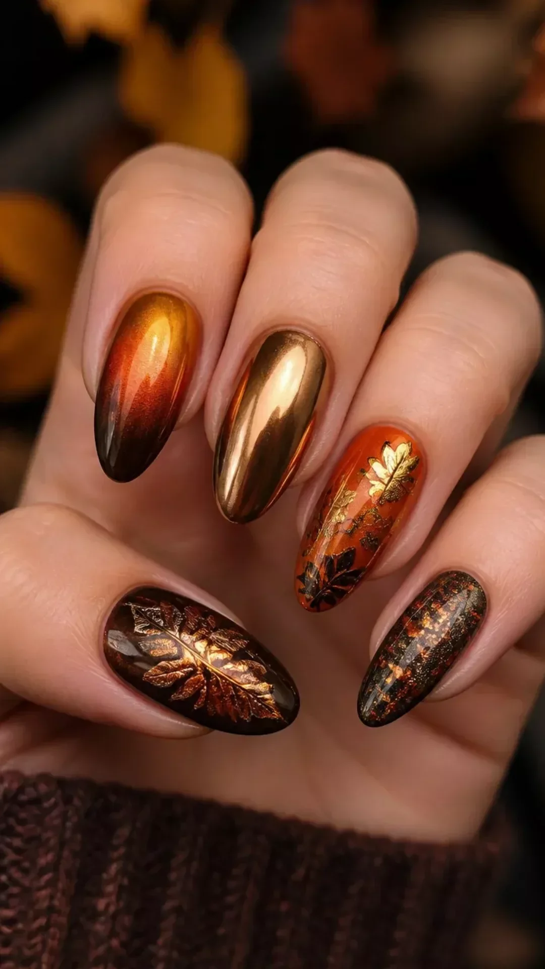 Easy fall nail ideas: tortoiseshell nails with gold chrome finish