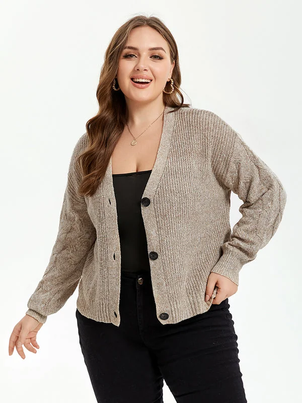Plus size fall game day outfit: grey cardigan over black top with jeans