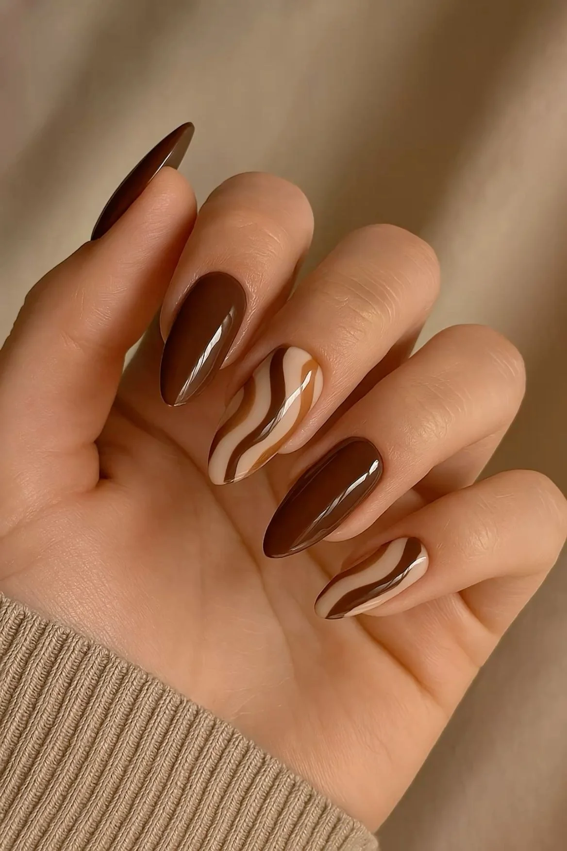 Fall nail ideas: brown nails with wavy line art
