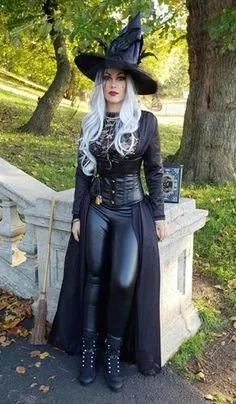 Halloween costume for women: Victorian witch street look