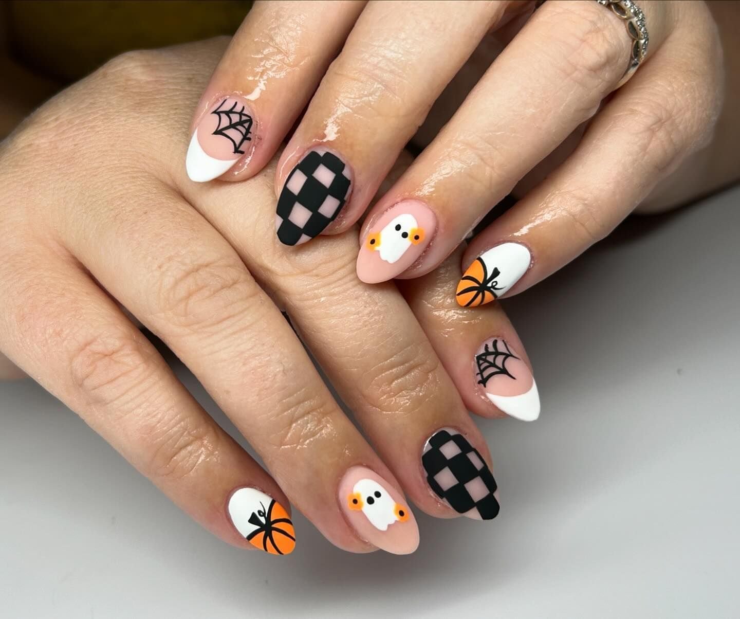 Halloween wedding nails: short nails with checkers and pumpkins