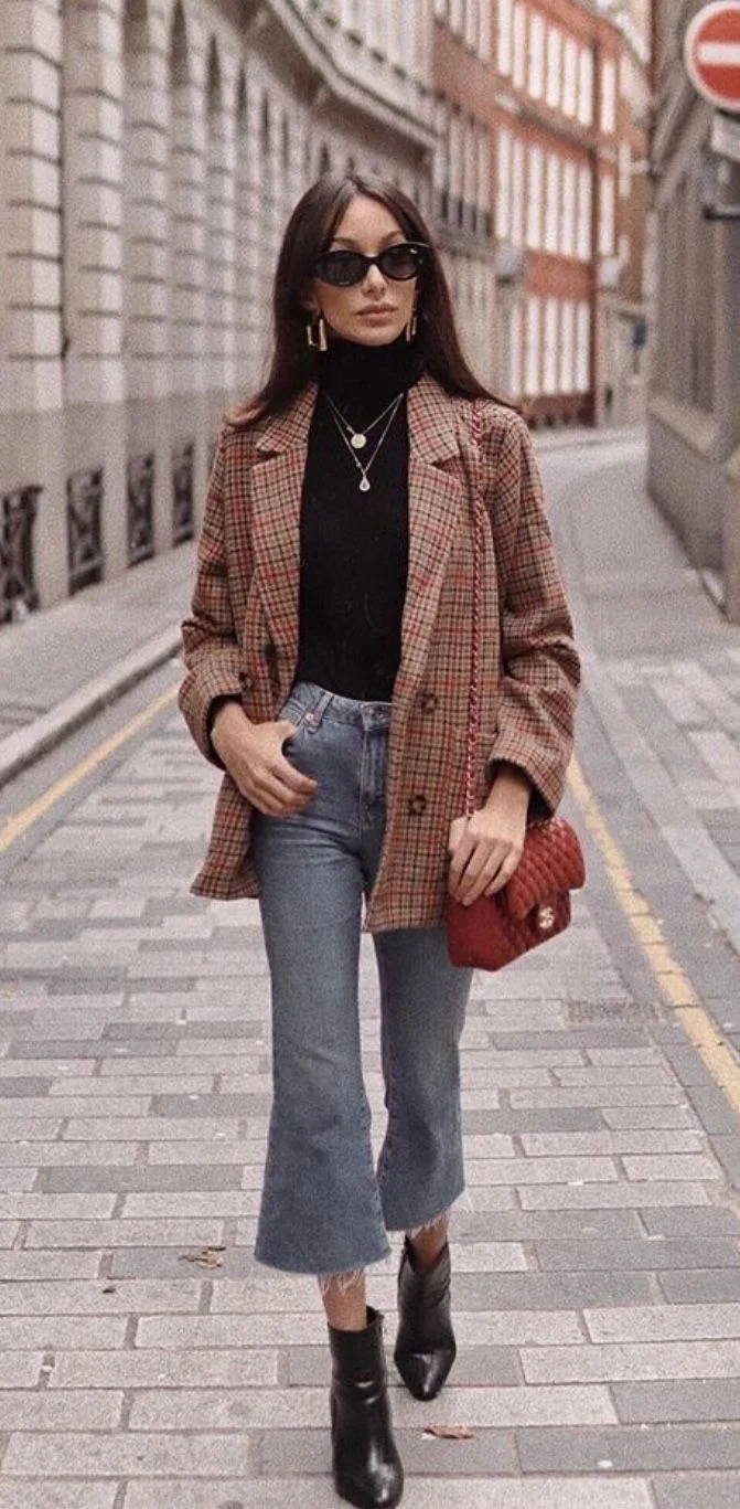 Thanksgiving outfit with oversized blazer, cropped jeans, and pointed ankle boots