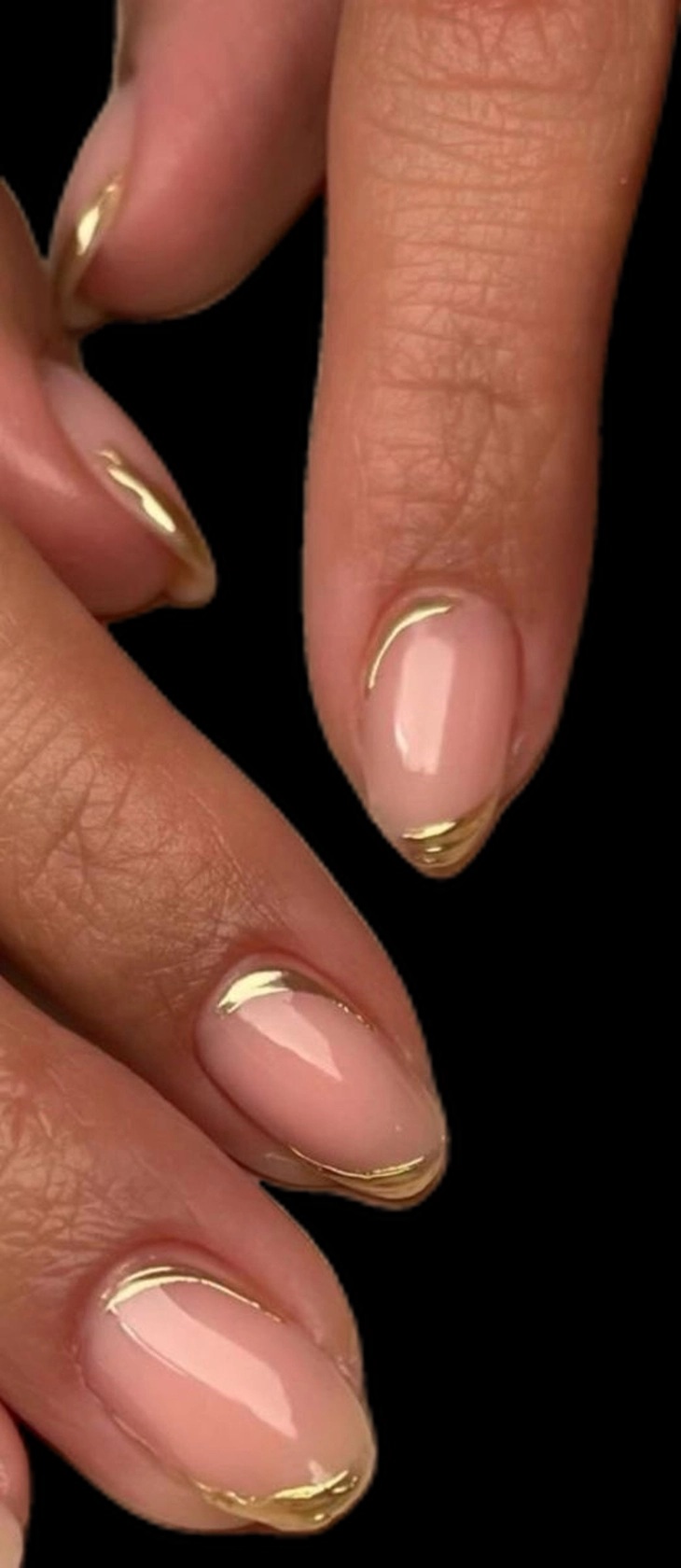 Nude nails outlined in fine gold