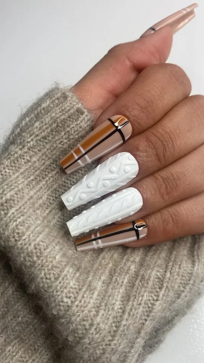 Sweater and plaid combo nails for winter