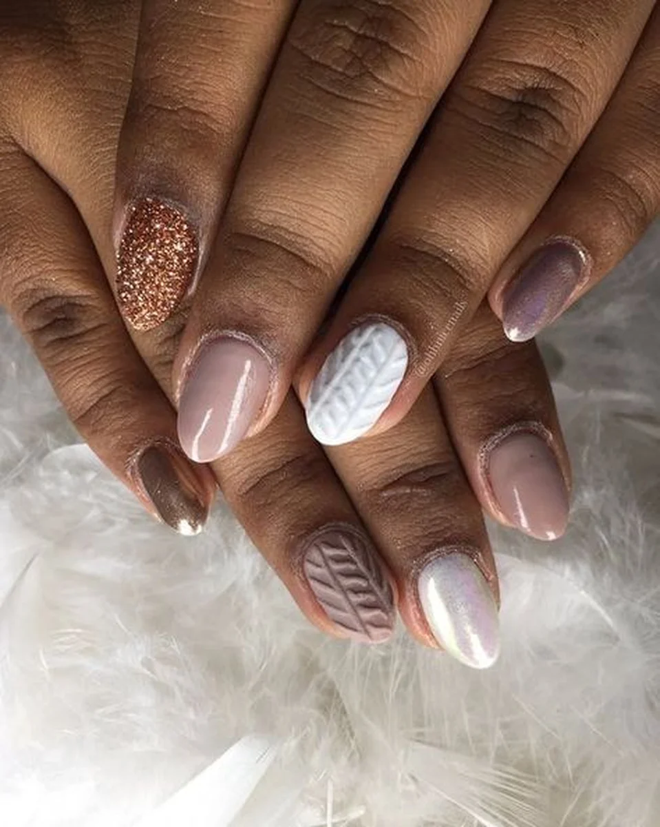 Sweater nails with gold foil accent and knit texture