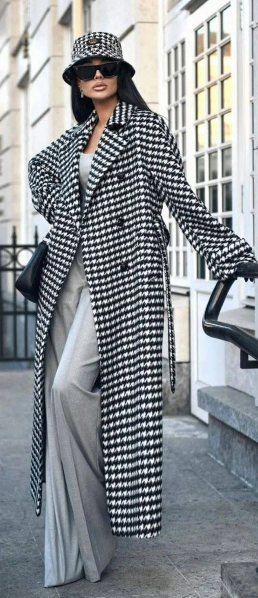 Houndstooth coat outfit for women over 40 in winter