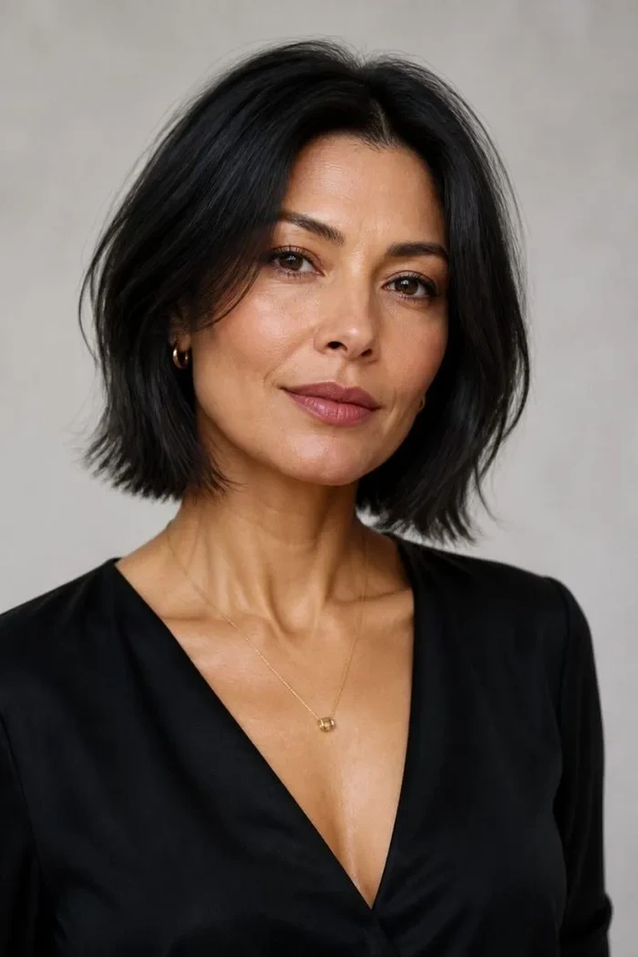 Chin length bob haircut with curved shape on thin hair