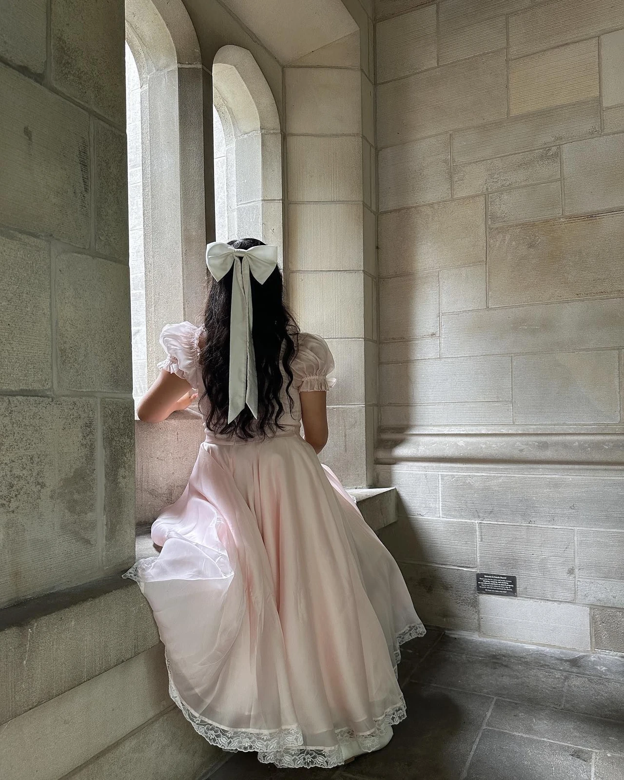 Lizzy McAlpine concert outfit: white dress with big bow, back view