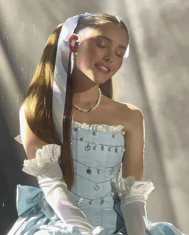 Lizzy McAlpine concert outfit: dusty blue corset dress with gloves
