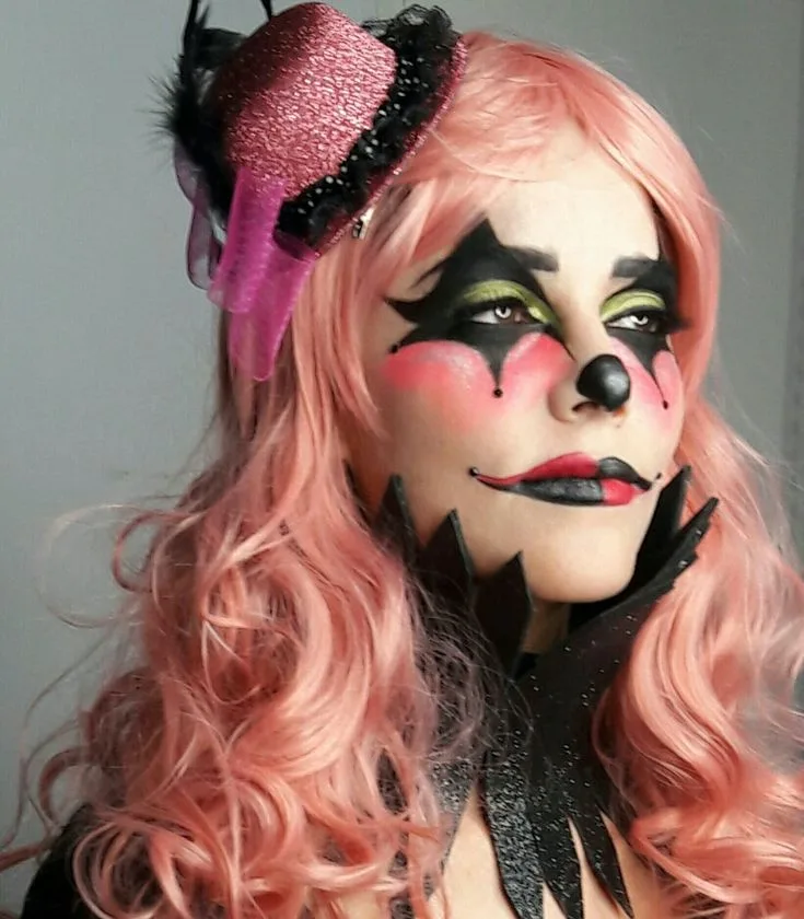 Pink hair halloween costume: pink clown with mini hat