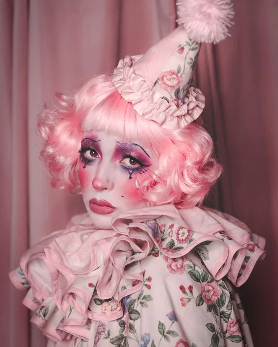 Pink hair halloween costume: vintage pink clown with hat
