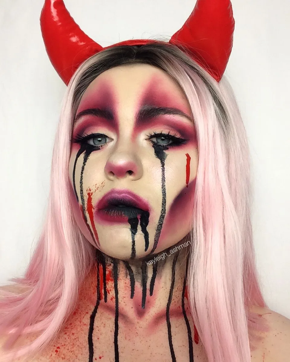 Pink hair halloween costume: devil horns with pink hair