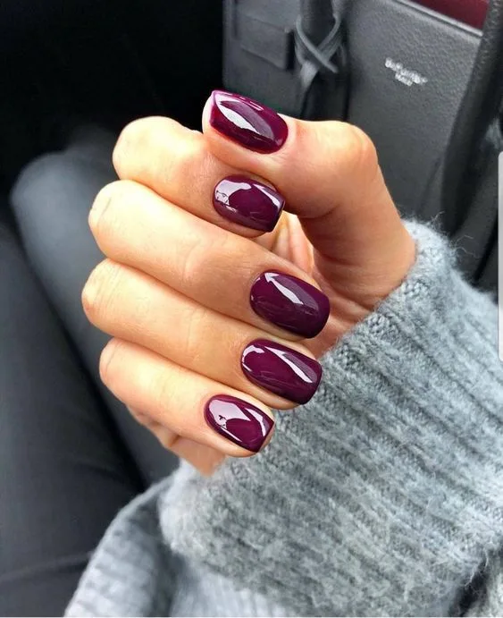 Plum fall nails: plum manicure with cozy grey sweater