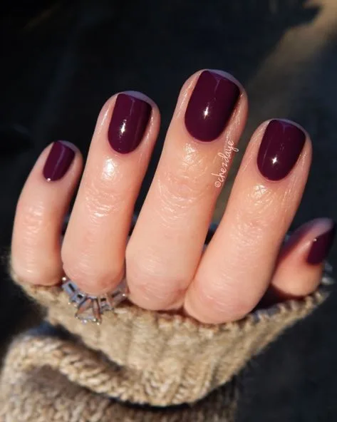 Plum fall nails: plum nails with knit sweater cuff