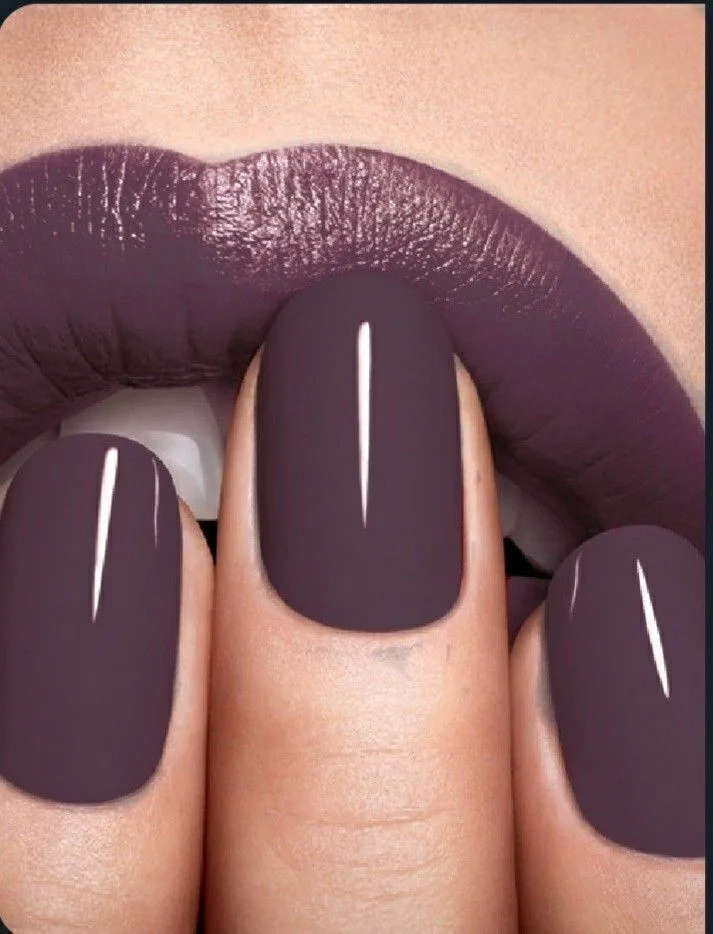 Plum fall nails: taupe plum nails with matching lip color
