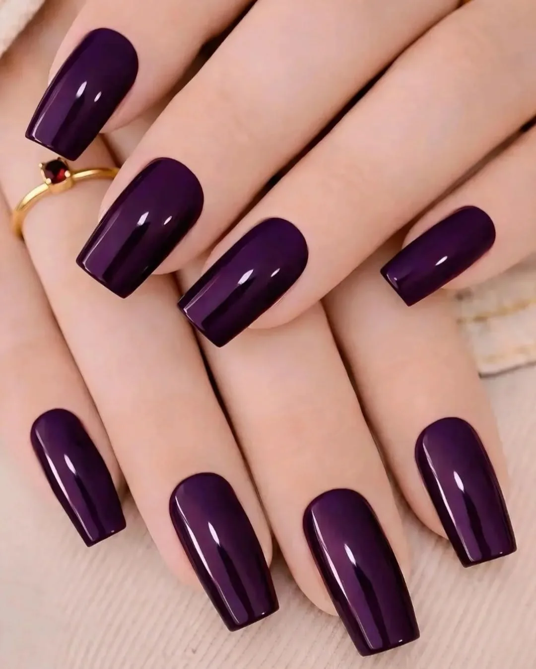 Plum fall nails: violet plum glossy nails