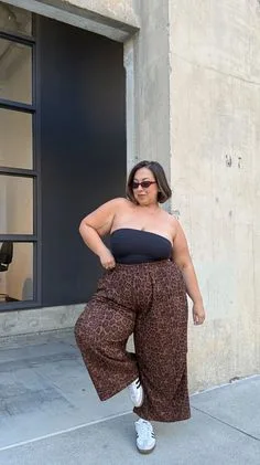 Plus size mom outfit: strapless black top with wide leg patterned pants