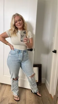 Plus size mom outfit: beige cardigan with light wash jeans on a porch