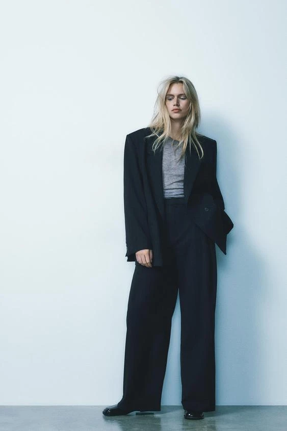 Veterans day blazer outfit: oversized black blazer with black trousers