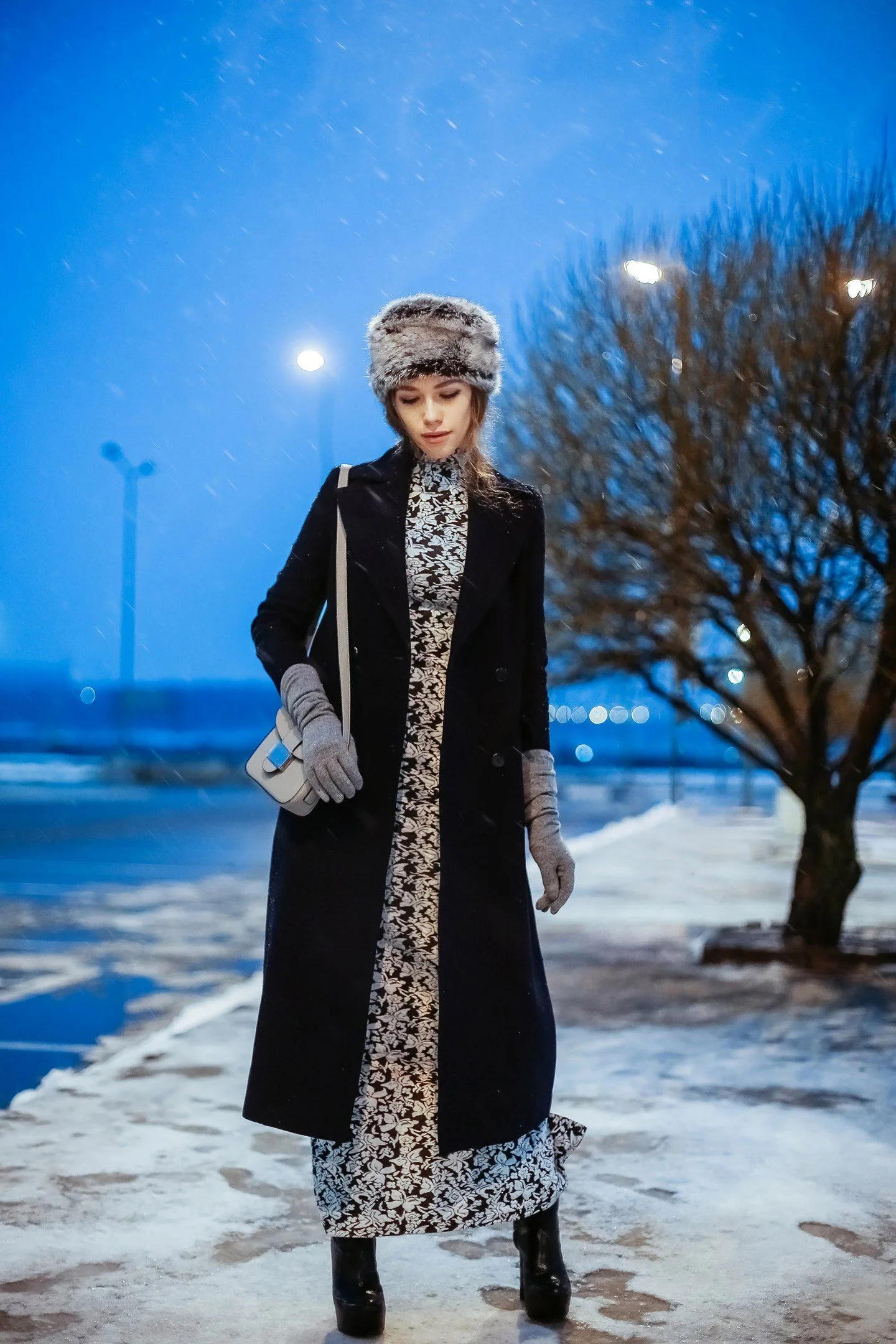 Winter date night outfit: black coat and scarf winter evening street